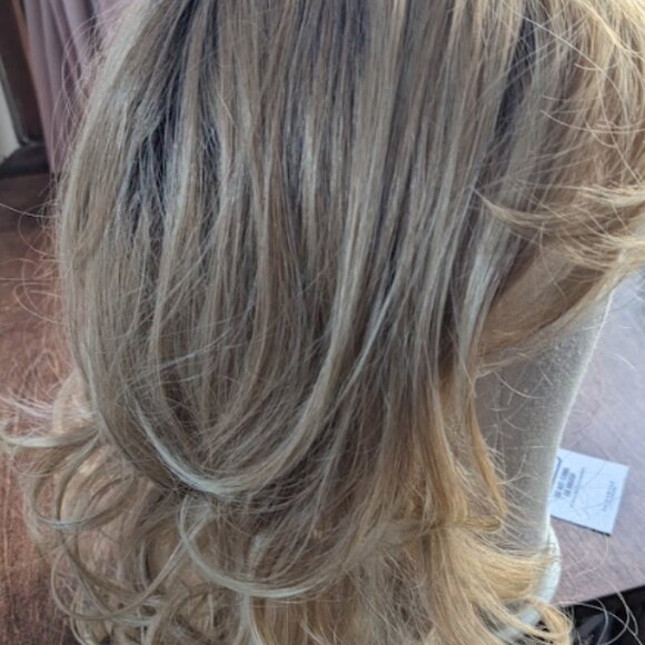 Hairdo's Layered Appeal Wig in Rooted Golden Wheat (warm blonde) in Average Size - Picture 4 of 9